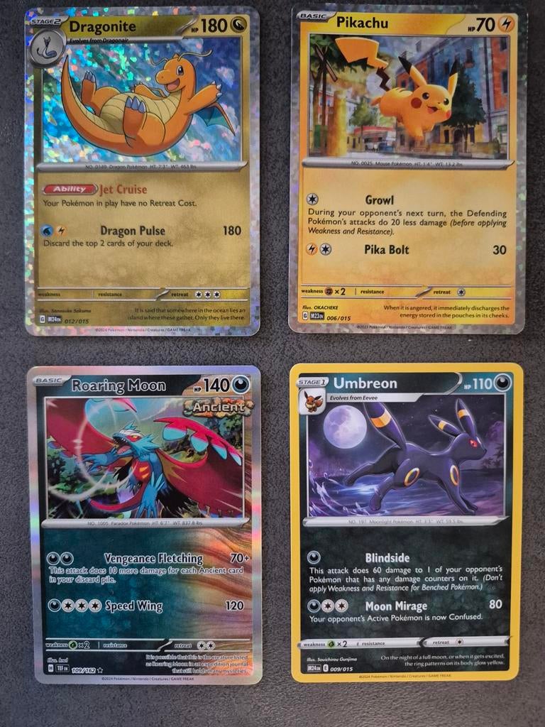 Pokémon kaarten Dragonite, Pikachu, Roaring Moon, Umbreon, Ophalen of Verzenden