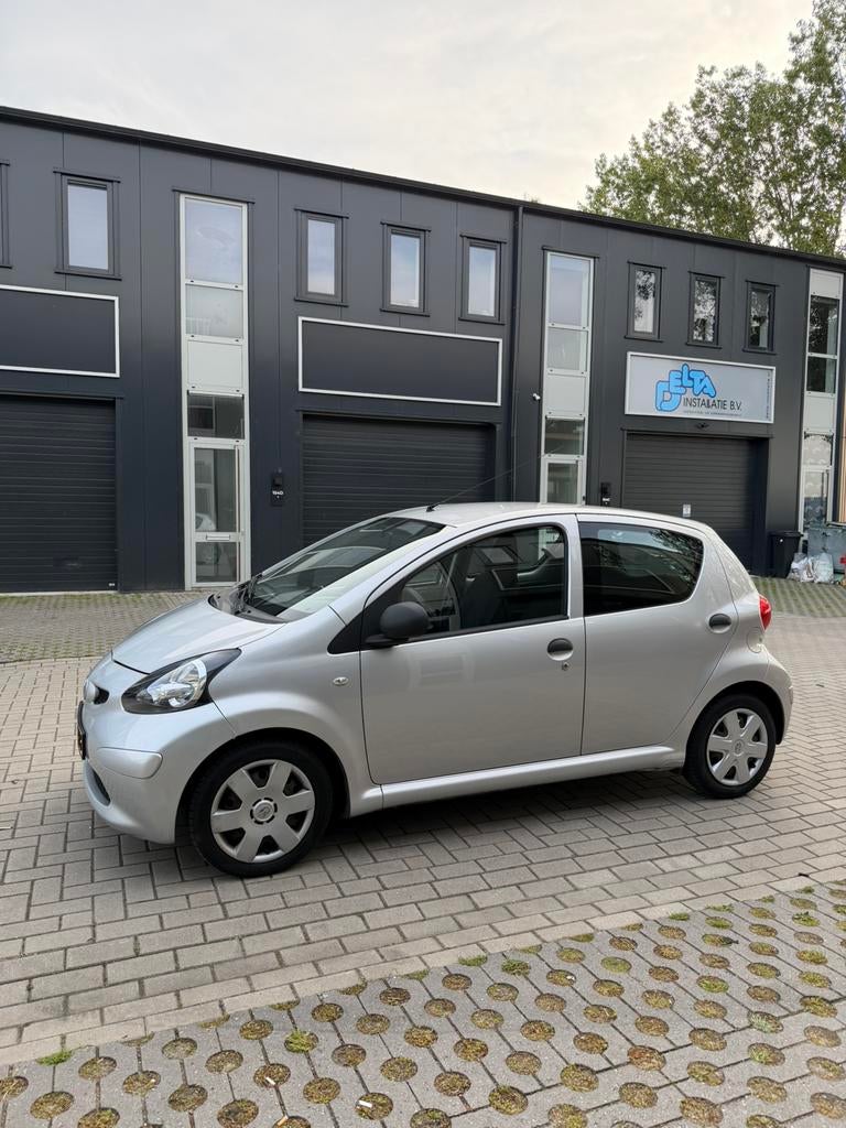 Toyota Aygo 1.0 Vvt-i 5DEURS 2007 Grijs AIRCO/CARPLAY/NAP, Auto's, Voorwielaandrijving, 4 stoelen, 68 pk, Origineel Nederlands