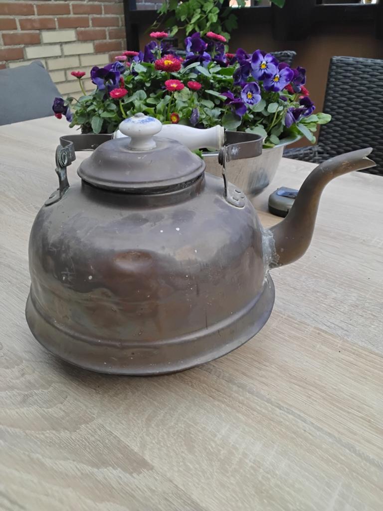 Antieke koperen theeketel met wit handvat, Ophalen