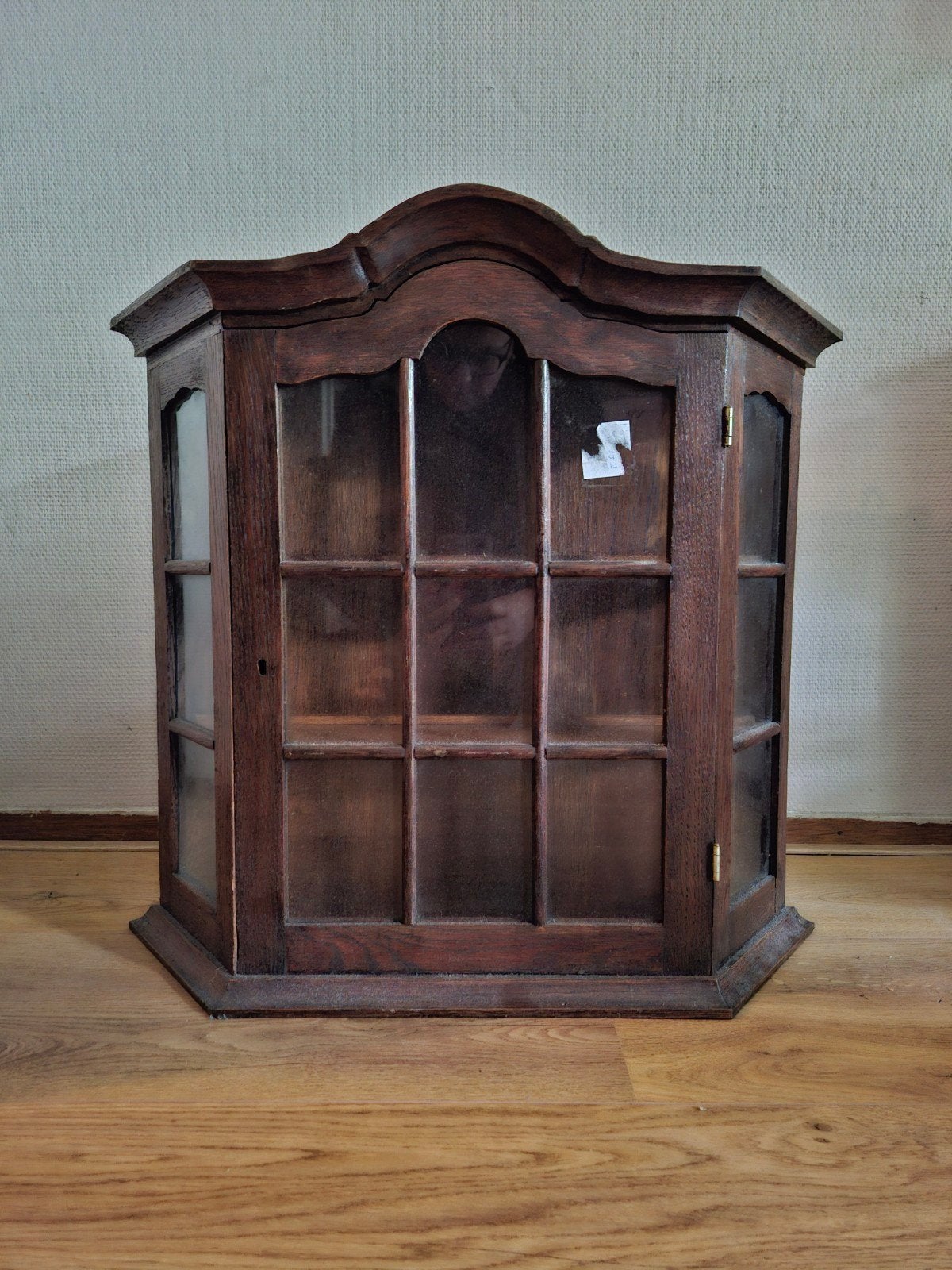 Klassiek houten wandkastje met glazen deuren, Ophalen