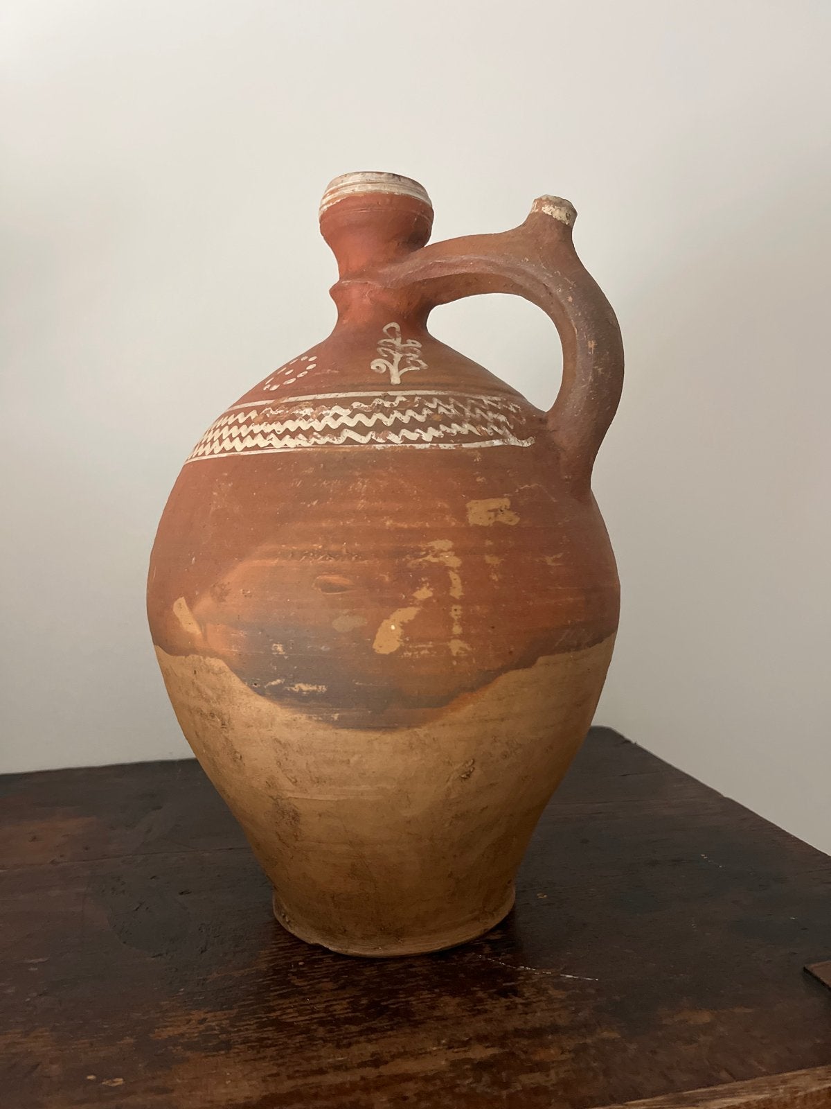 Antieke terracotta kruik met handvat en decoratie, Ophalen of Verzenden