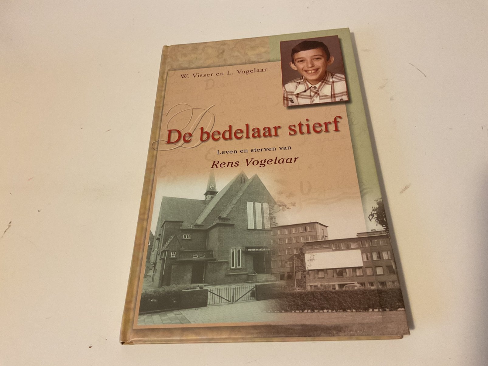 De bedelaar stierf, Leven en sterven van Rens Vogelaar, Ophalen of Verzenden, Zo goed als nieuw