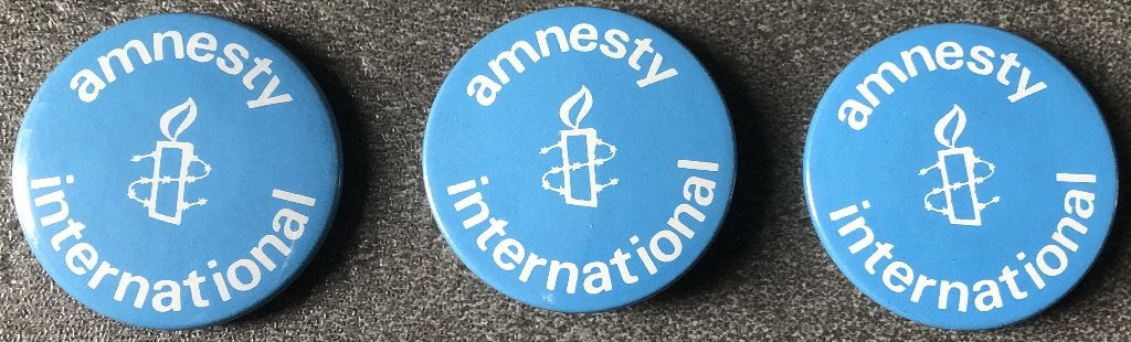 3 BUTTONS - AMNESTY INTERNATIONAL, Verzamelen, Ophalen of Verzenden, Zo goed als nieuw, Overige onderwerpen