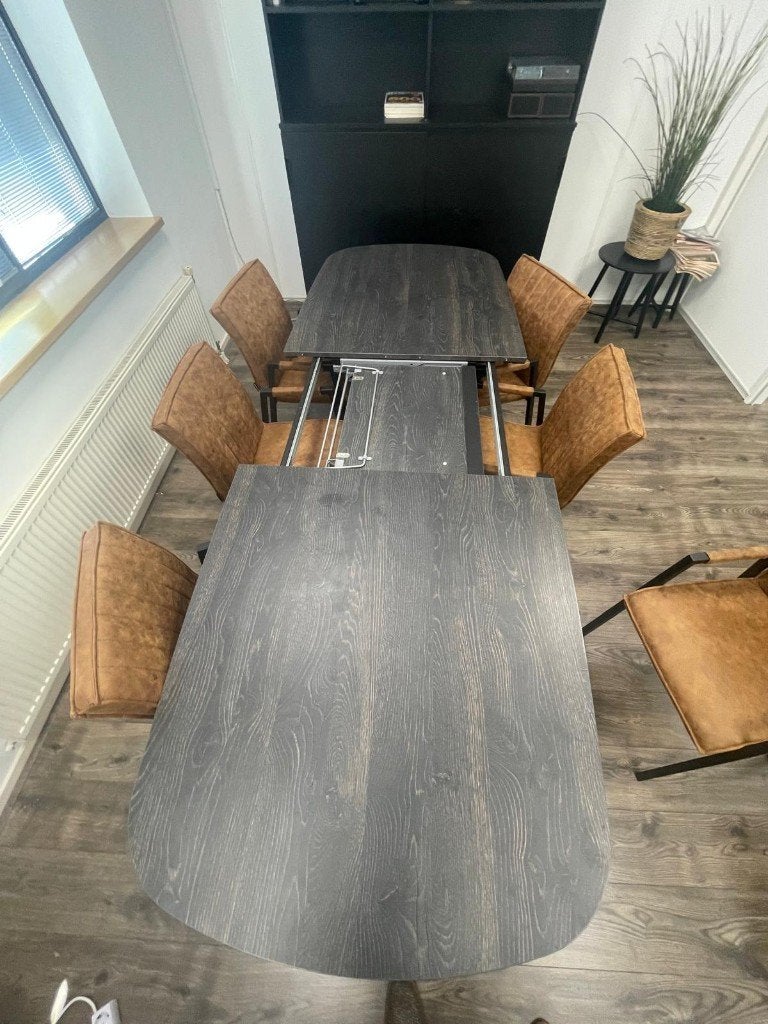Foto 2 van Eetkamerset De Bommel: uittrekbare tafel + 8 stoelen