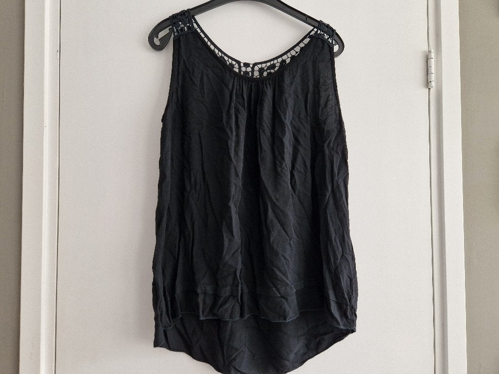 Licht en sexy zwart hemdblousje, Zwart, Maat 42/44 (L), Nieuw, Ophalen of Verzenden