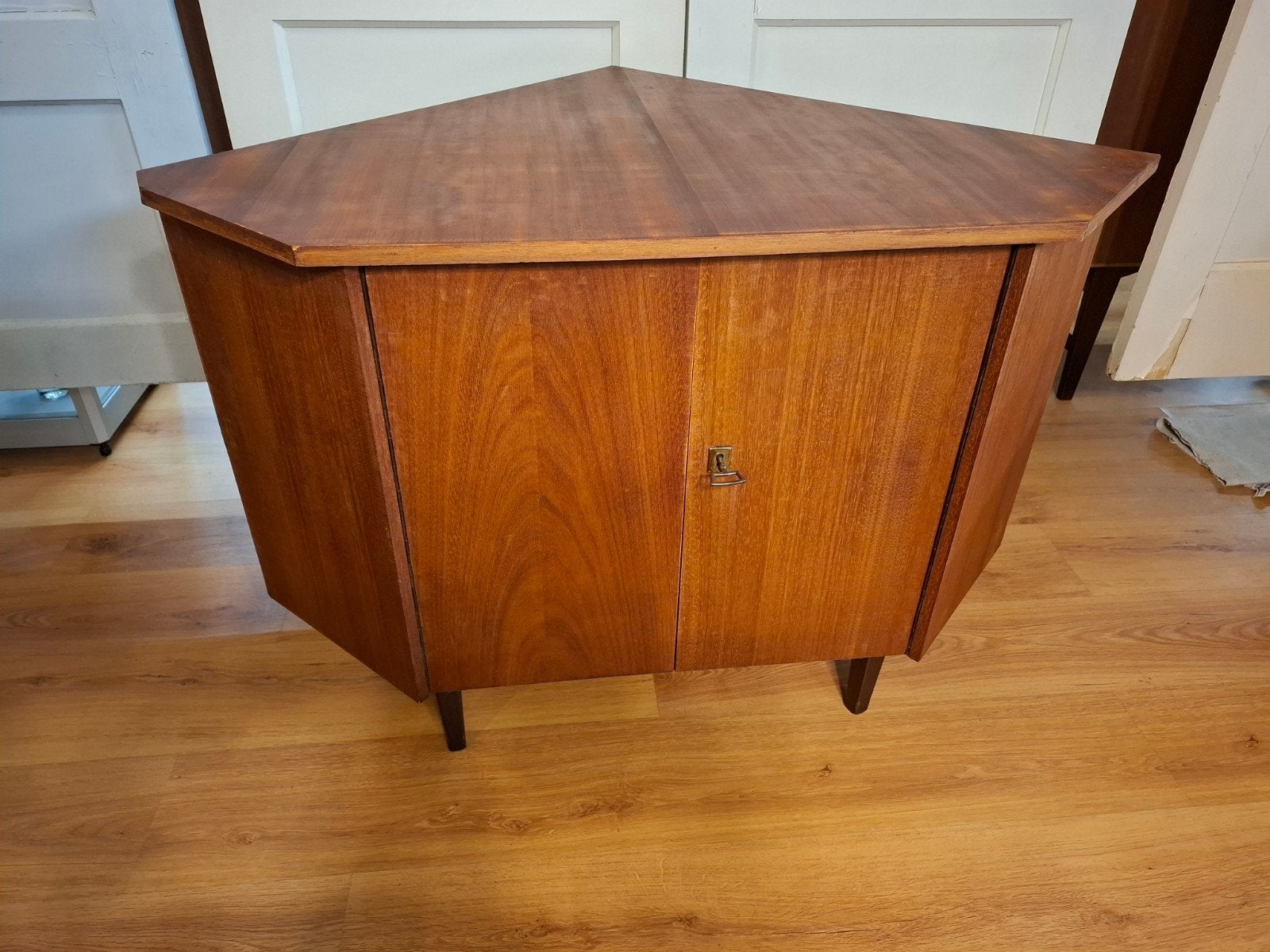 Vintage hoekastje teak kast mid century wandmeubel wandkast, Huis en Inrichting, Kasten | Overige, Ophalen, Onbekend (Vintage)