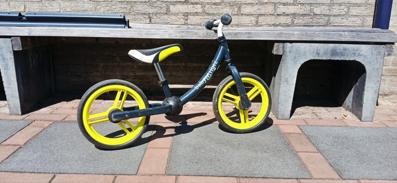 jongens loopfiets babytiger geel met zwart, Ophalen, Zo goed als nieuw, Loopfiets