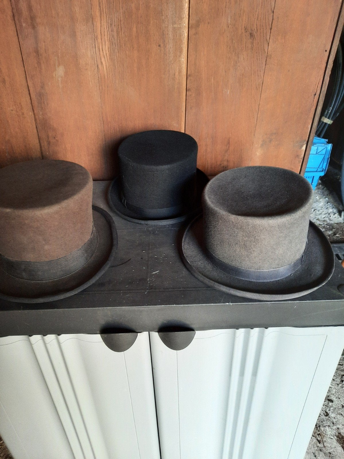 Hoeden, baret en houten kruisen voor uitvaart/toneel, Ophalen, Gedragen, 58 cm (L, 7¼ inch) of meer, Hoed