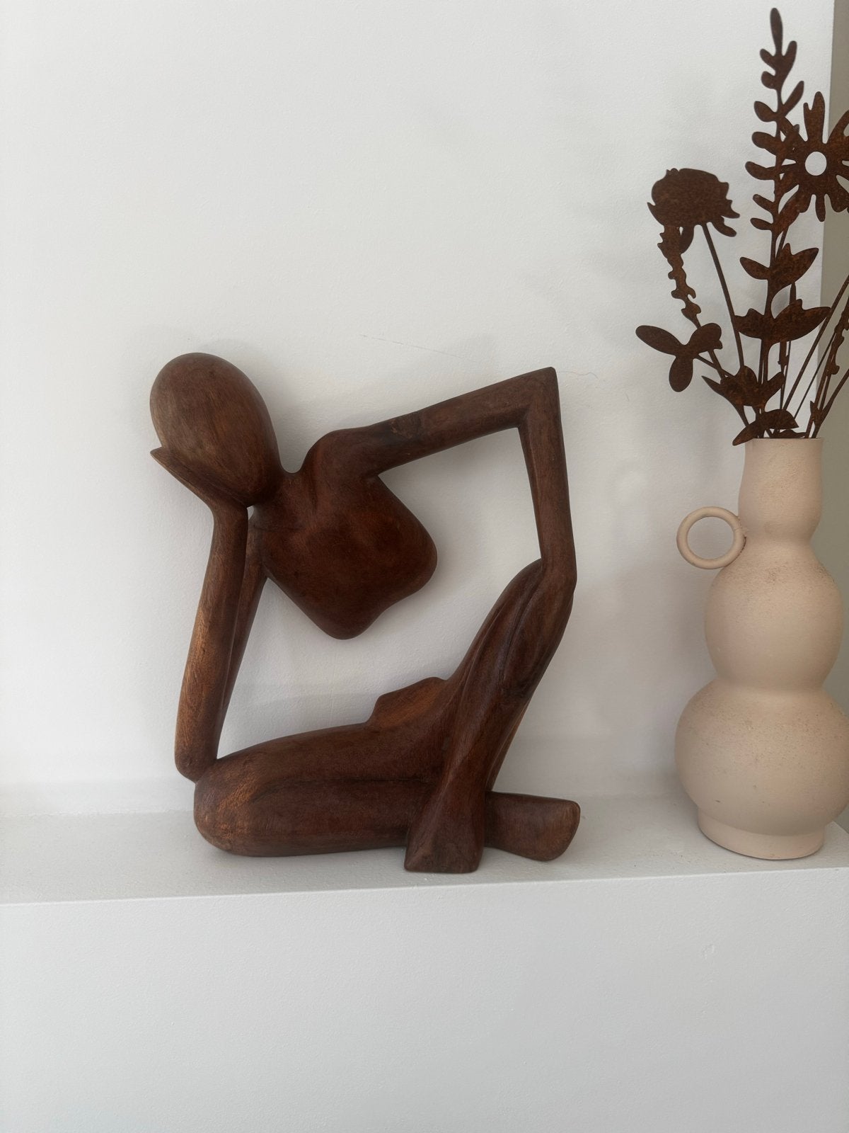 Houten sculptuur/ beeld van zittende figuur De Denker, Antiek en Kunst, Kunst | Beelden en Houtsnijwerken, Ophalen of Verzenden