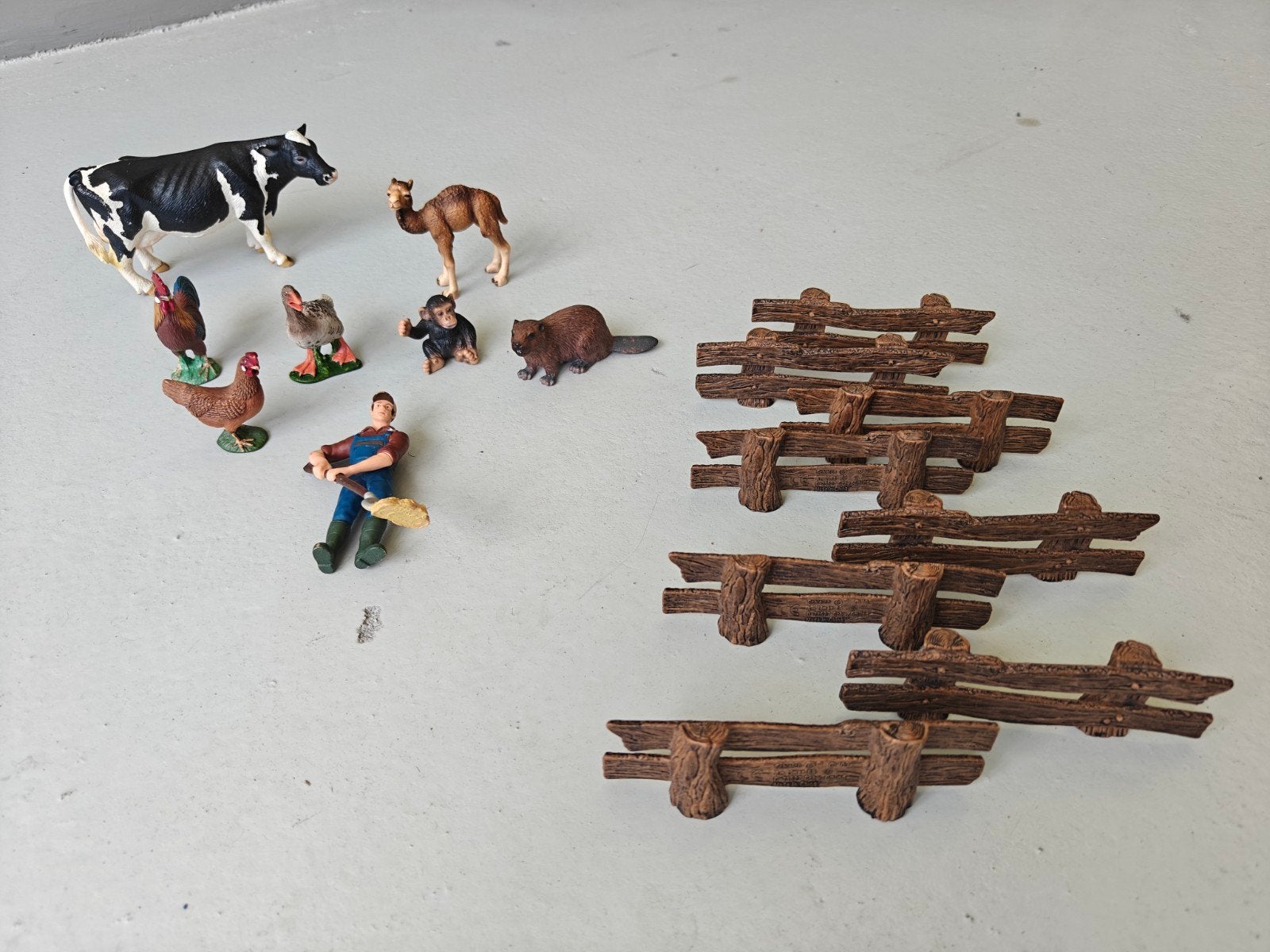 Schleich speelfiguren en hekjes: boerderij en wilde dieren, Ophalen of Verzenden, Gebruikt