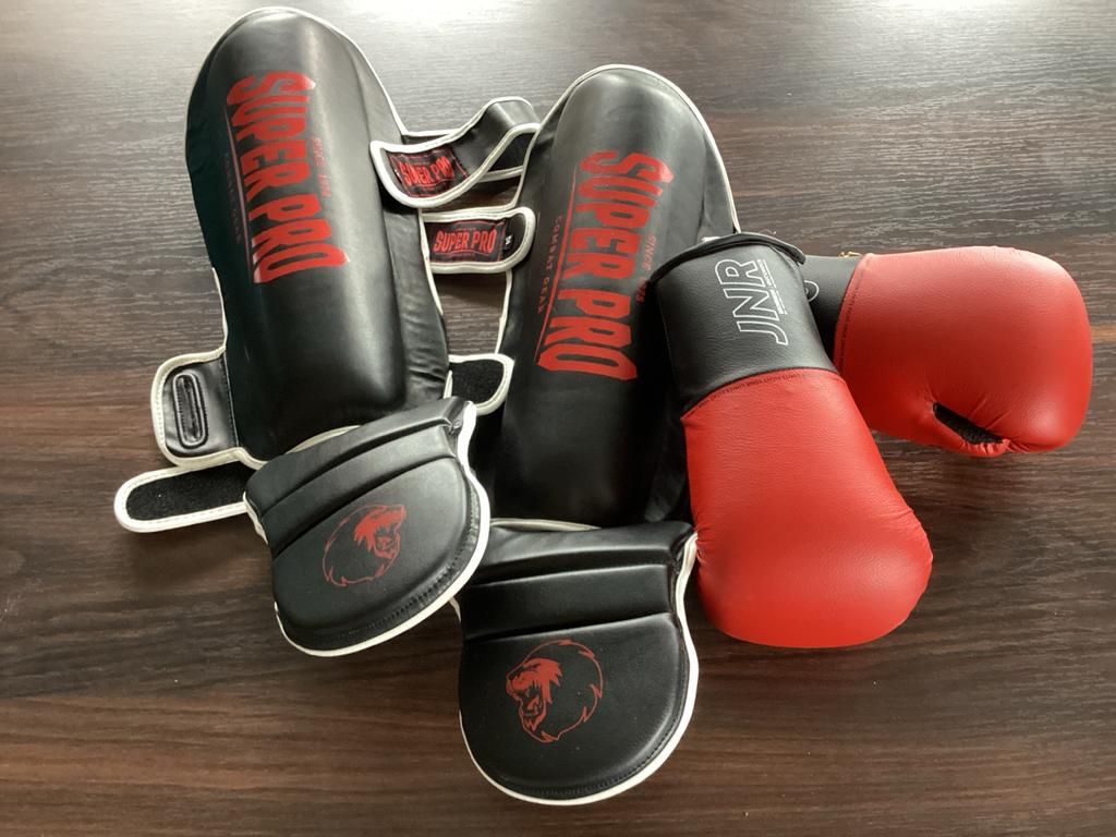 Kickboks set, scheenbeschermers en handschoenen, Overige, Vechtsportbescherming, Zo goed als nieuw, Maat M