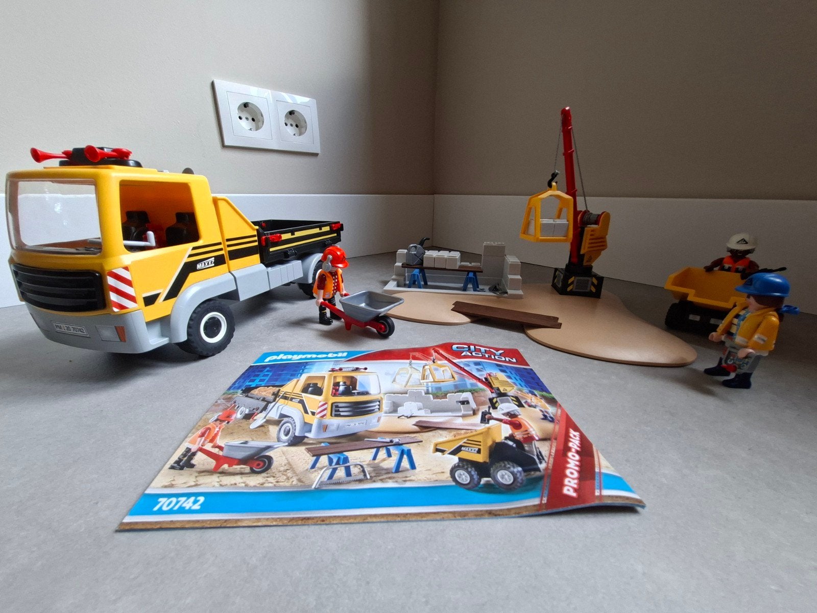 PLAYMOBIL City Action Vrachtwagen met Kraan en Bouwvakkers, Ophalen of Verzenden, Gebruikt, Bouwen