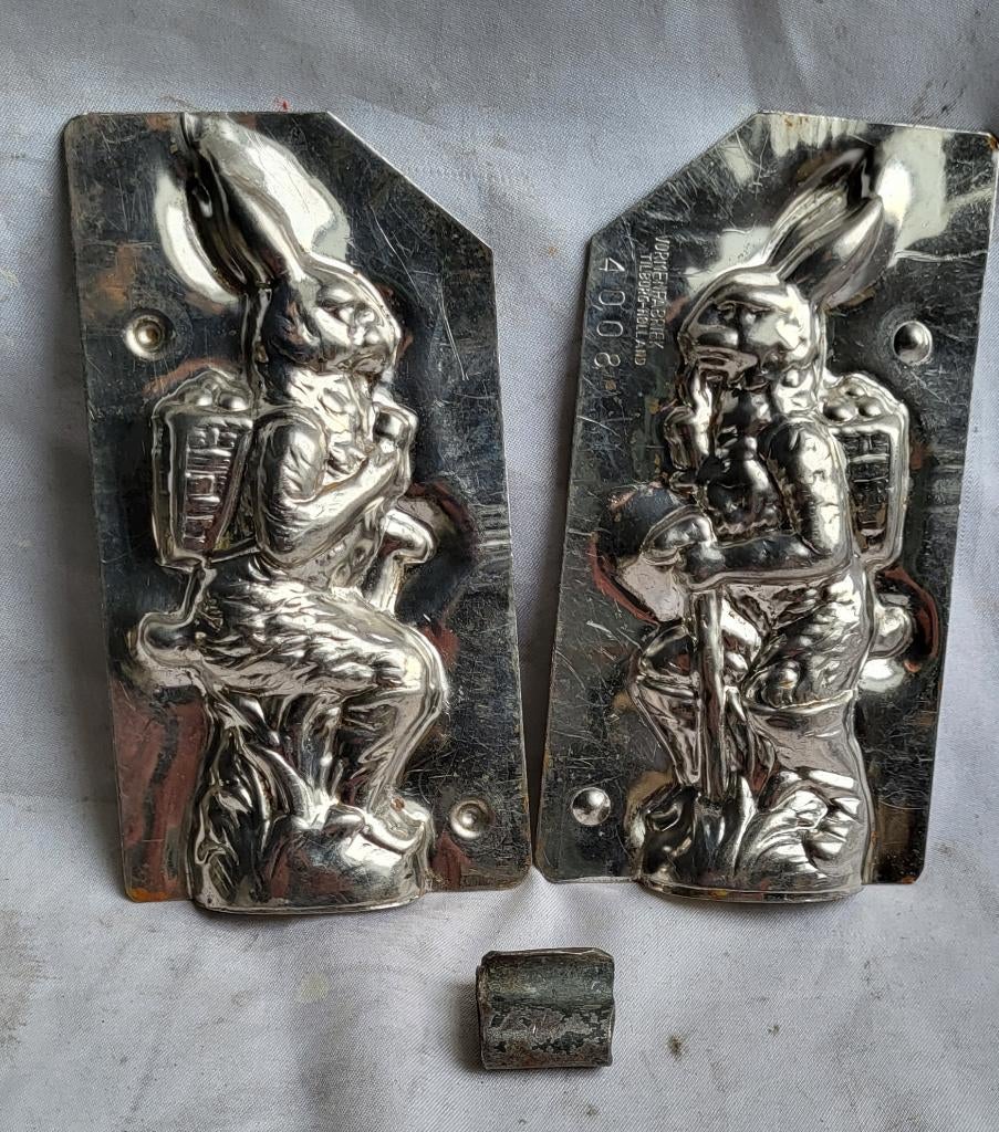 Oude chocoladevorm: PAASHAAS met PAASEITJES in MAND op rug, Ophalen of Verzenden