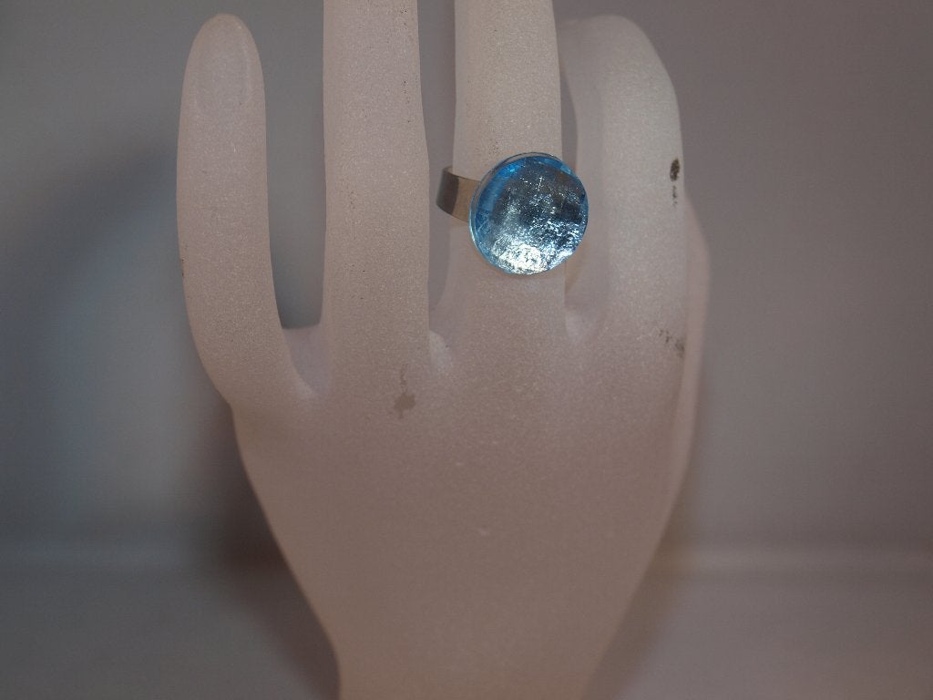 Zilverkleurige ring met blauwe steen, Overige materialen, Blauw, Nieuw, Ophalen of Verzenden