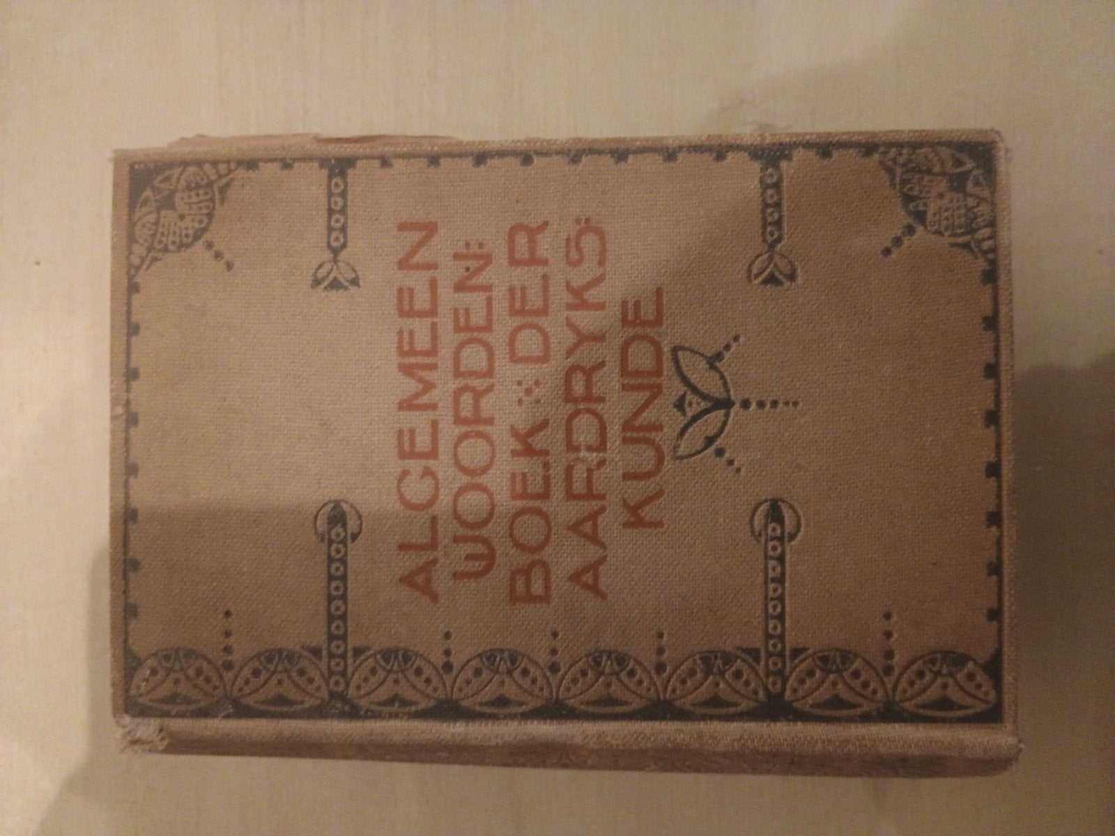 boek algemeen woordenboekenboek de aardryyks  kunde, Ophalen