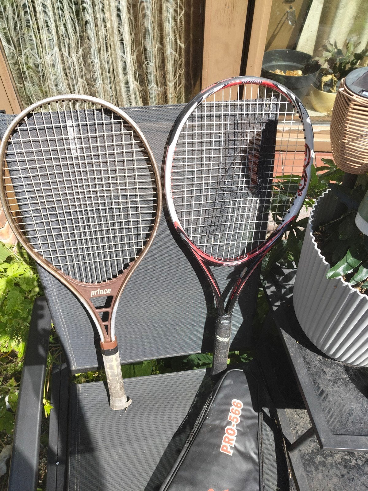Tennistas met twee rackets., Sport en Fitness, Tennis, Ophalen, Gebruikt, Tas, Overige merken