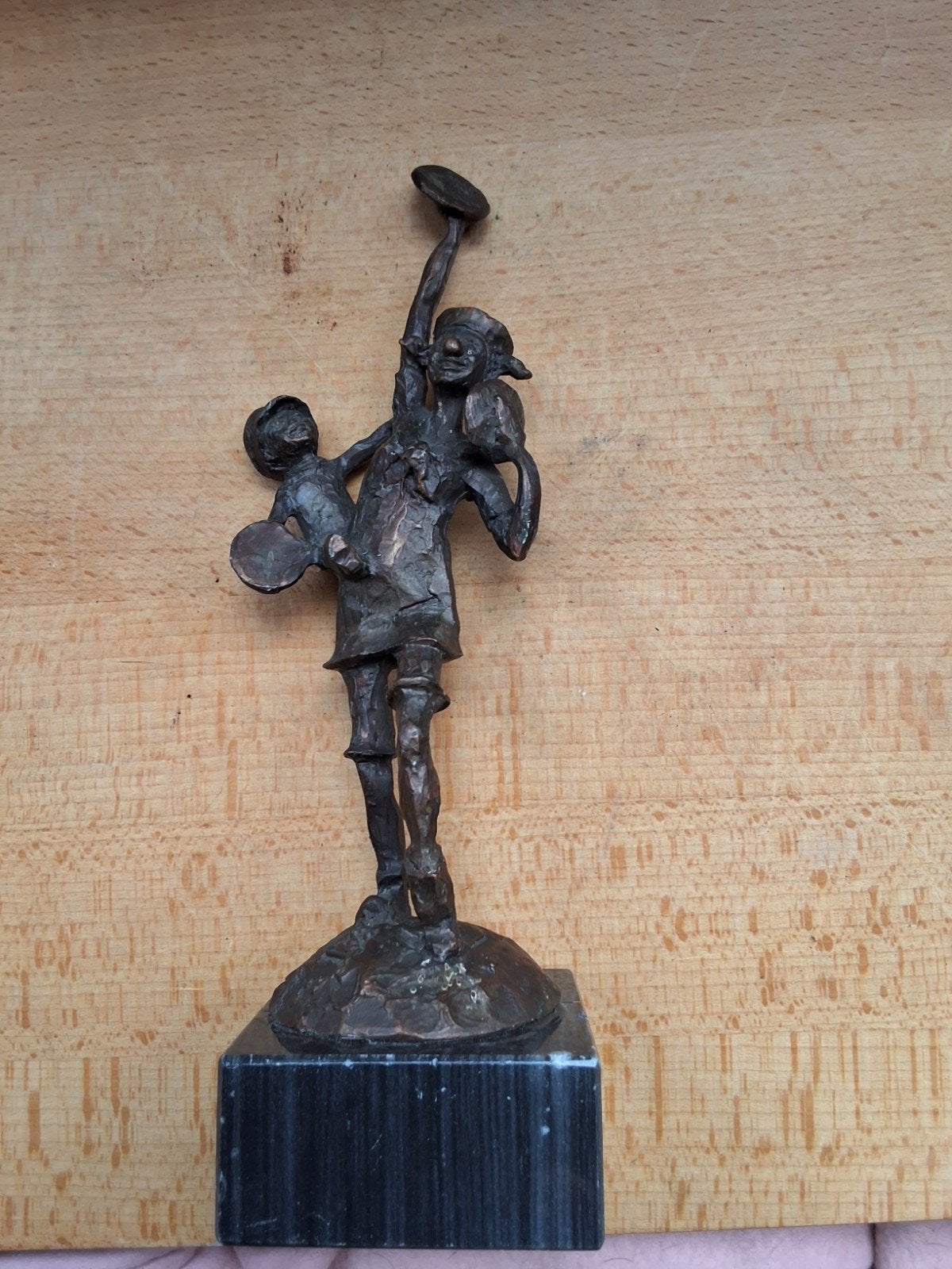 Bronzen beeldje Brigitte van den Houdt gesigneerd, Groep mensen, Ophalen of Verzenden, Brons, 20 - 50 cm