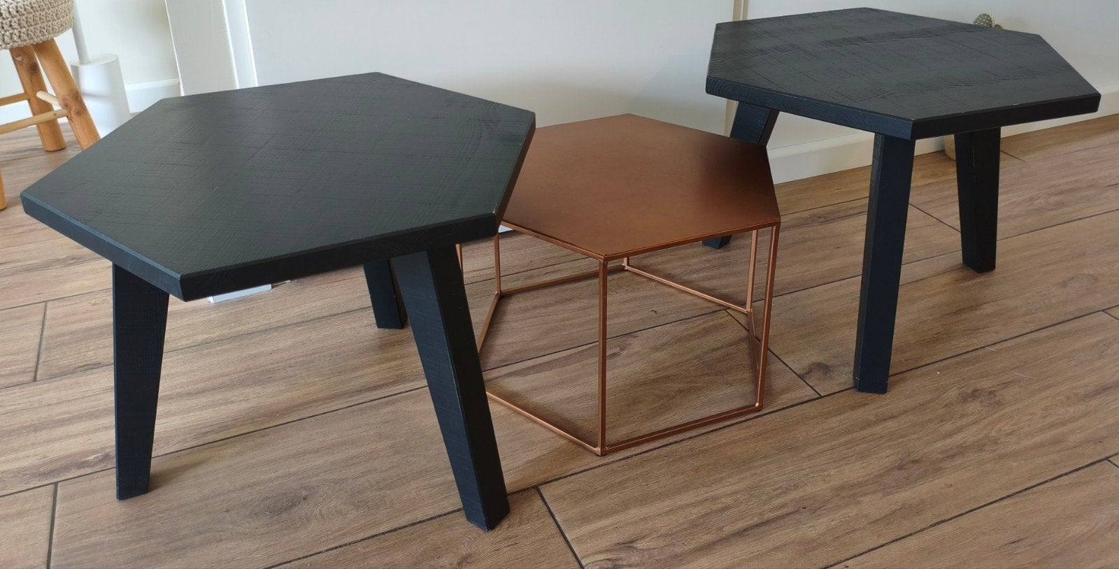 Set van 3 zeshoekige salontafeltjes - Zwart hout & Brons, Huis en Inrichting, Tafels | Salontafels, Gebruikt, 50 tot 100 cm, Modern, Industrieel