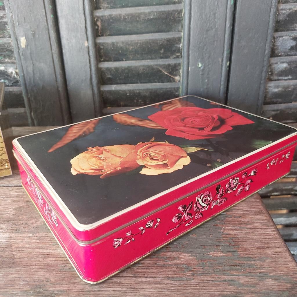 Brocante blik met rozen, afmetingen 5 x 25x 17 cm, Ophalen of Verzenden, Gebruikt, Koek(jes), Overige merken