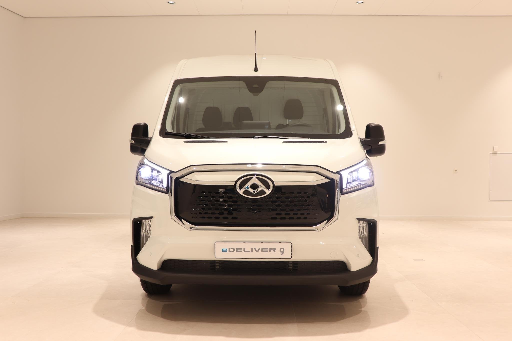 Maxus eDeliver 9 L3H2 89 kWh DEMO DEAL! | 353 KM WLTP STAD |, Auto's, Bestelauto's, Stof, 89 kWh, Met garantie (alle), Maxus