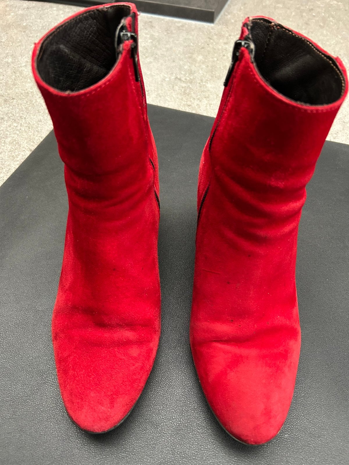 Rood suede enkellaarsjes. Maat 38 in goede staat., Ophalen, Zo goed als nieuw, Rood