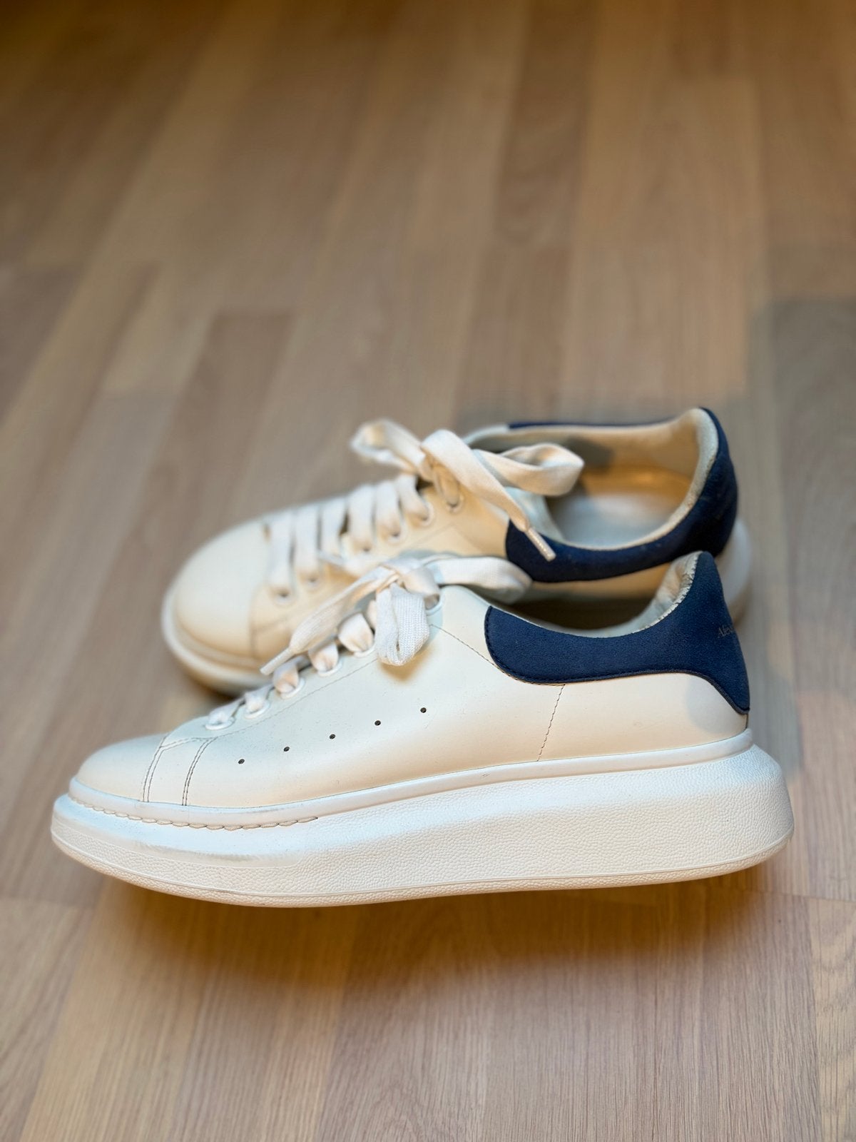 Alexander McQueen sneakers - Wit/Blauw en Zwart, Kleding | Dames, Ophalen of Verzenden, Gedragen, Wit, Sneakers of Gympen