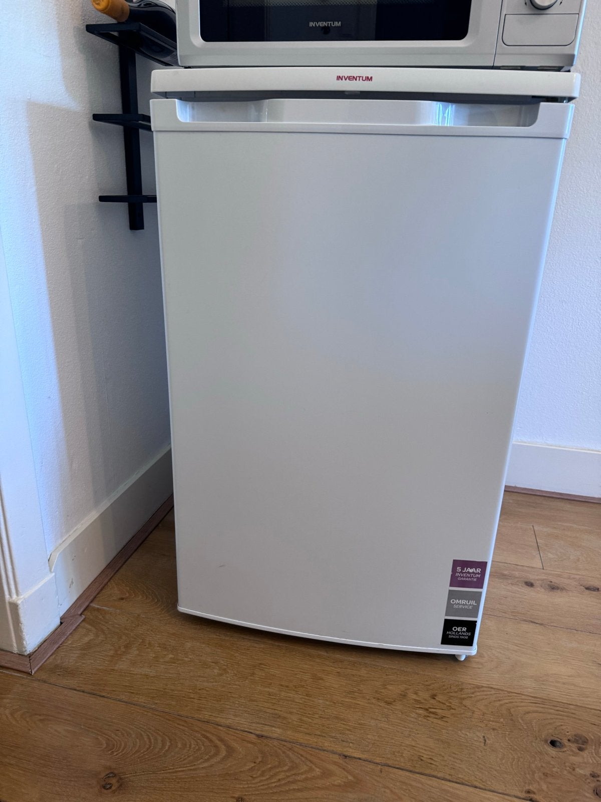 Inventum VR550 compacte koelkast - Zo goed als nieuw, Witgoed en Apparatuur, Ophalen, Zonder vriesvak, Minder dan 45 cm, Minder dan 85 cm