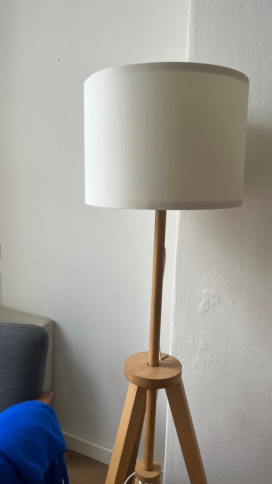 IKEA LAUTERS. Staande lamp met houten driepoot en witte kap, Huis en Inrichting, Lampen | Vloerlampen, Zo goed als nieuw, 150 tot 200 cm