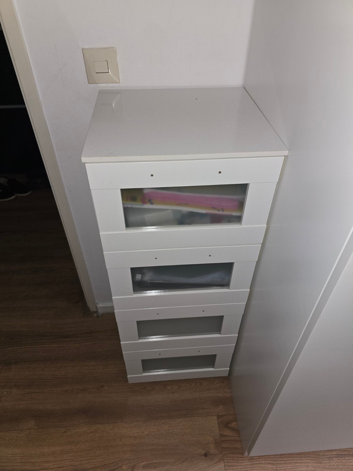 Witte smalle ladekast met 4 laden, Minder dan 50 cm, Gebruikt, Modern, functioneel, 100 tot 150 cm