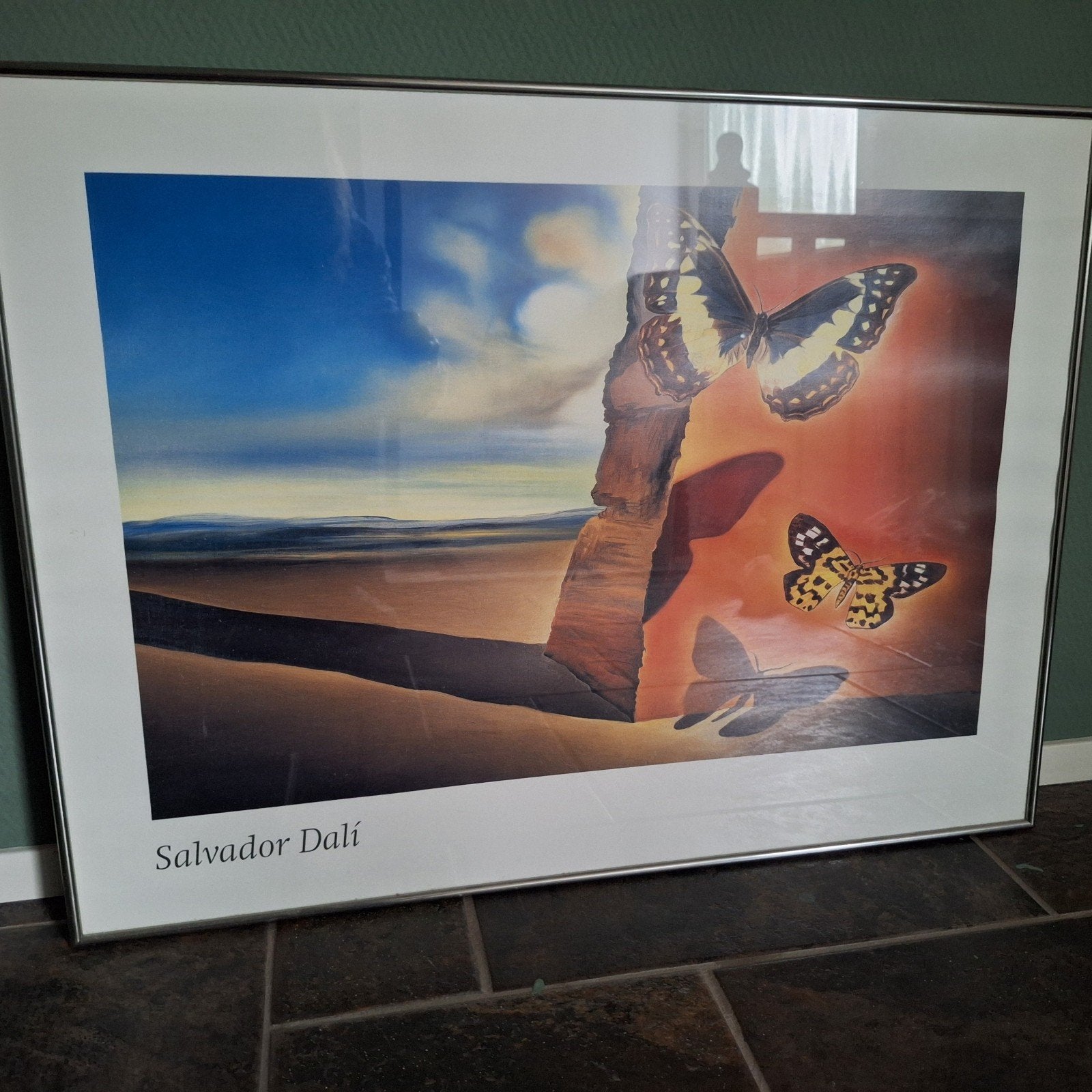 Ingelijste Salvador Dalí poster - Vlinders, Gebruikt, Oorspronkelijke maker, Ophalen of Verzenden, Foto of Poster