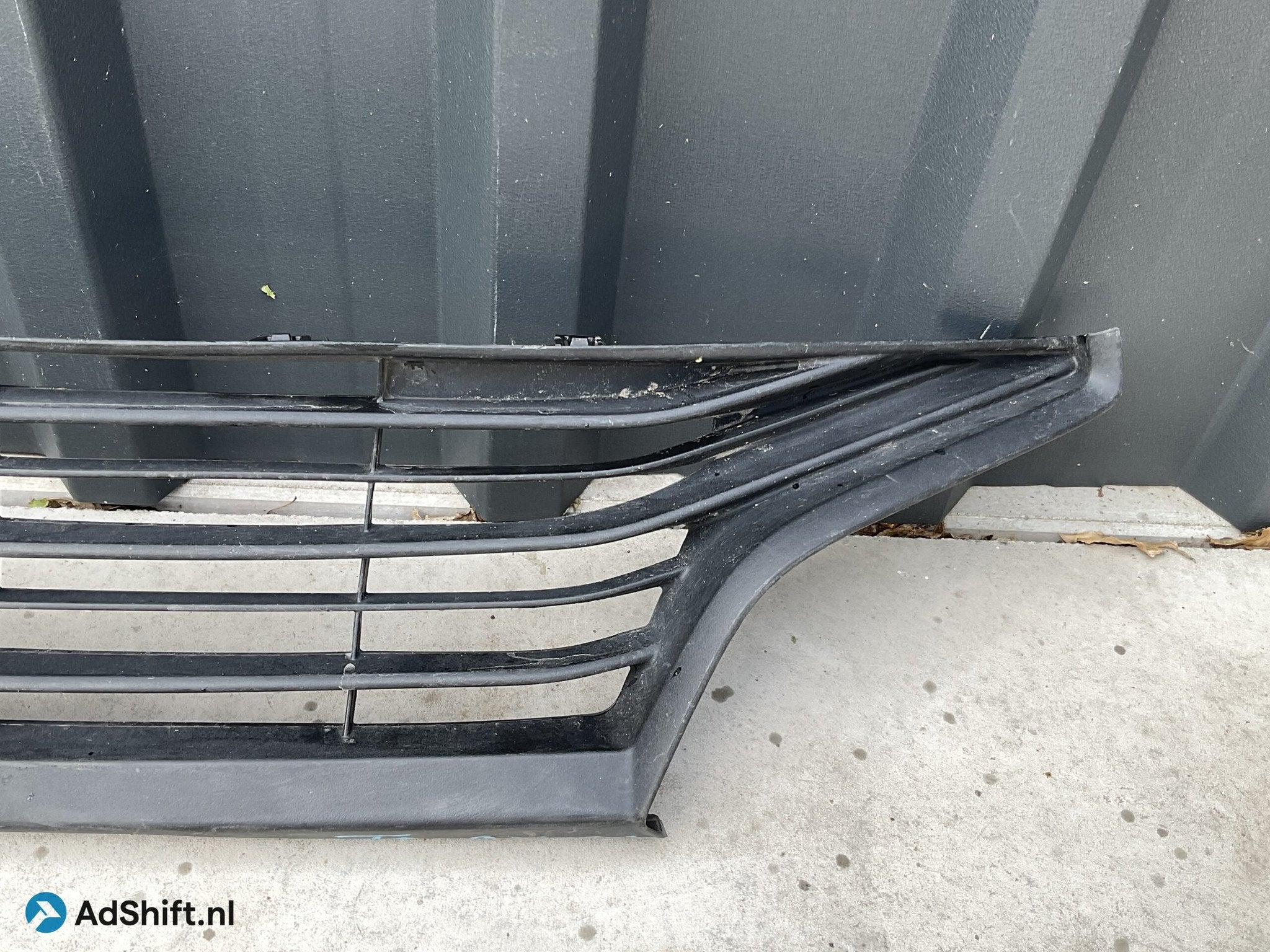 Bumper Grill Toyota Yaris XP210 53112K0010 Voorbumper onderg