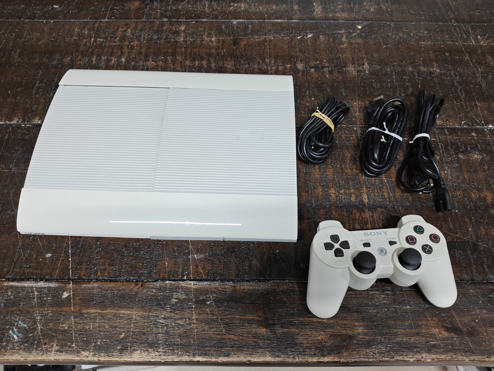 PS3 Super Slim White (CECH-4204A) met controller, Spelcomputers en Games, Super Slim, 1-7-1 Konan, Minato-ku, Tokyo 108-0075, Japan
