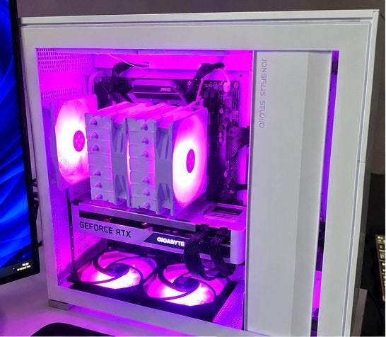 Foto 3 van Witte Gaming PC | RTX 3070 | i5-10600K | 16GB RAM | RGB
