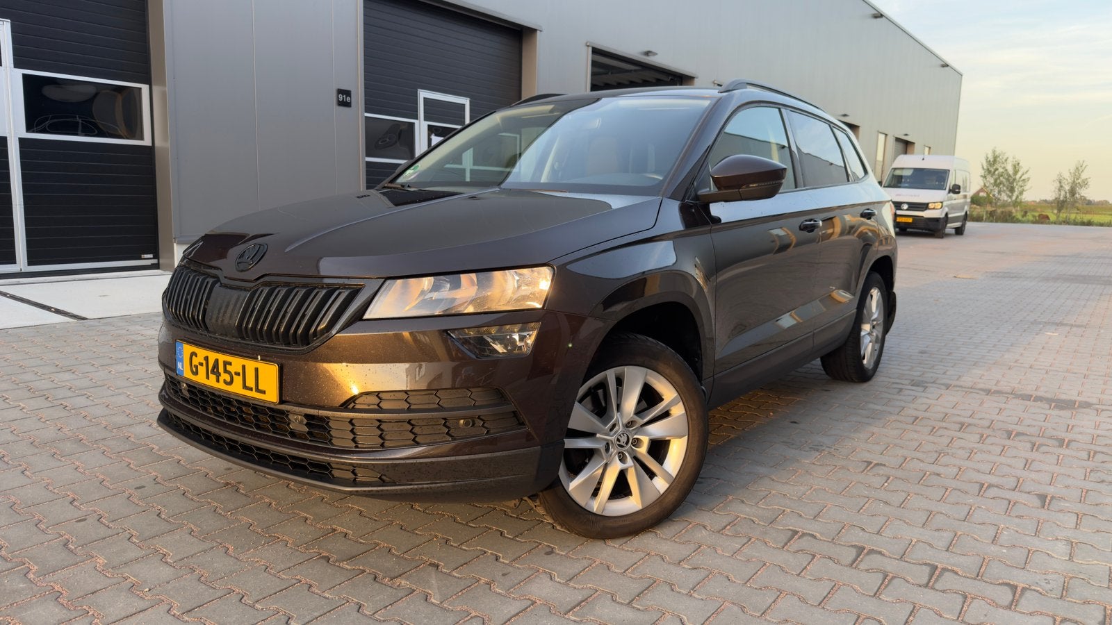 Skoda Karoq 1.5 TSI ACT Greentech 150pk DSG-7 2018 Bruin, Auto's, Dealer onderhouden, Stof, 1498 cc, 4 cilinders