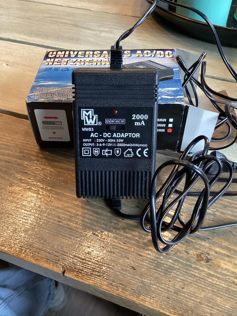 Universele AC/DC Adapter - MW83 3-12V 2000mA, Ophalen of Verzenden, Gebruikt