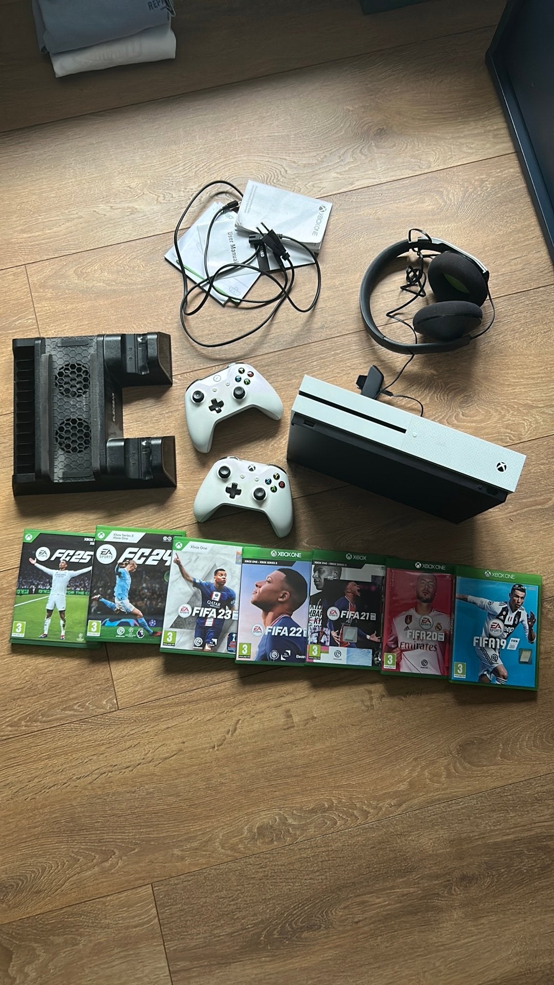 XBOX one S, 2 controllers, xbox houder, headset, FIFA’s, Spelcomputers en Games, Spelcomputers | Xbox One, Ophalen, Met 2 controllers