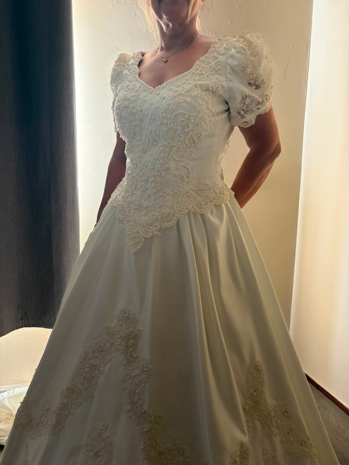 Elegante trouwjurk met sleep en hoepelrok, Kleding | Dames, Trouwjurk, Wit, Ophalen of Verzenden, Onbekend