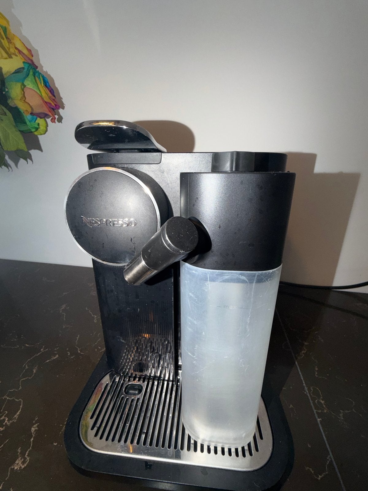 Nespresso De'Longhi Lattissima One Koffiemachine, Witgoed en Apparatuur, Koffiezetapparaten, Zo goed als nieuw, Koffiepads en cups