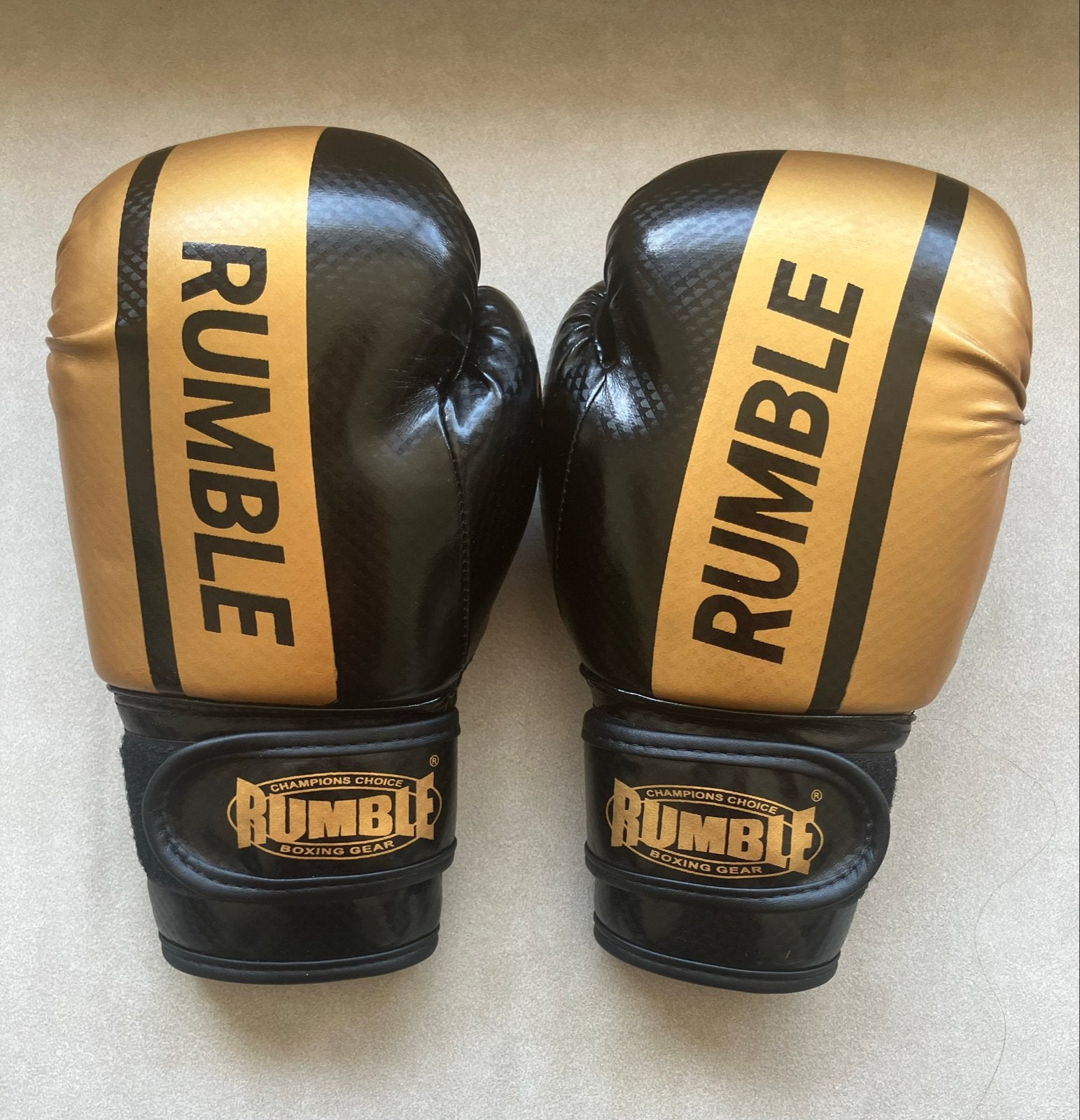 Rumble Boksset: Bokshandschoenen & Scheenbeschermers, Ophalen of Verzenden, Zo goed als nieuw, Bokshandschoenen