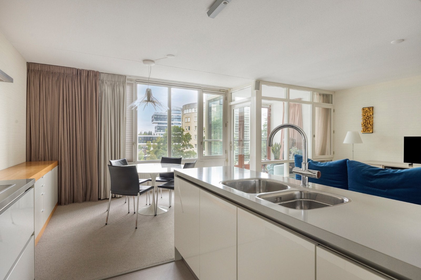 Omval 245, Amsterdam met parkeerplaats, optioneel een 2e., 87 m², 3 kamers, 1500 m² of meer, Appartement
