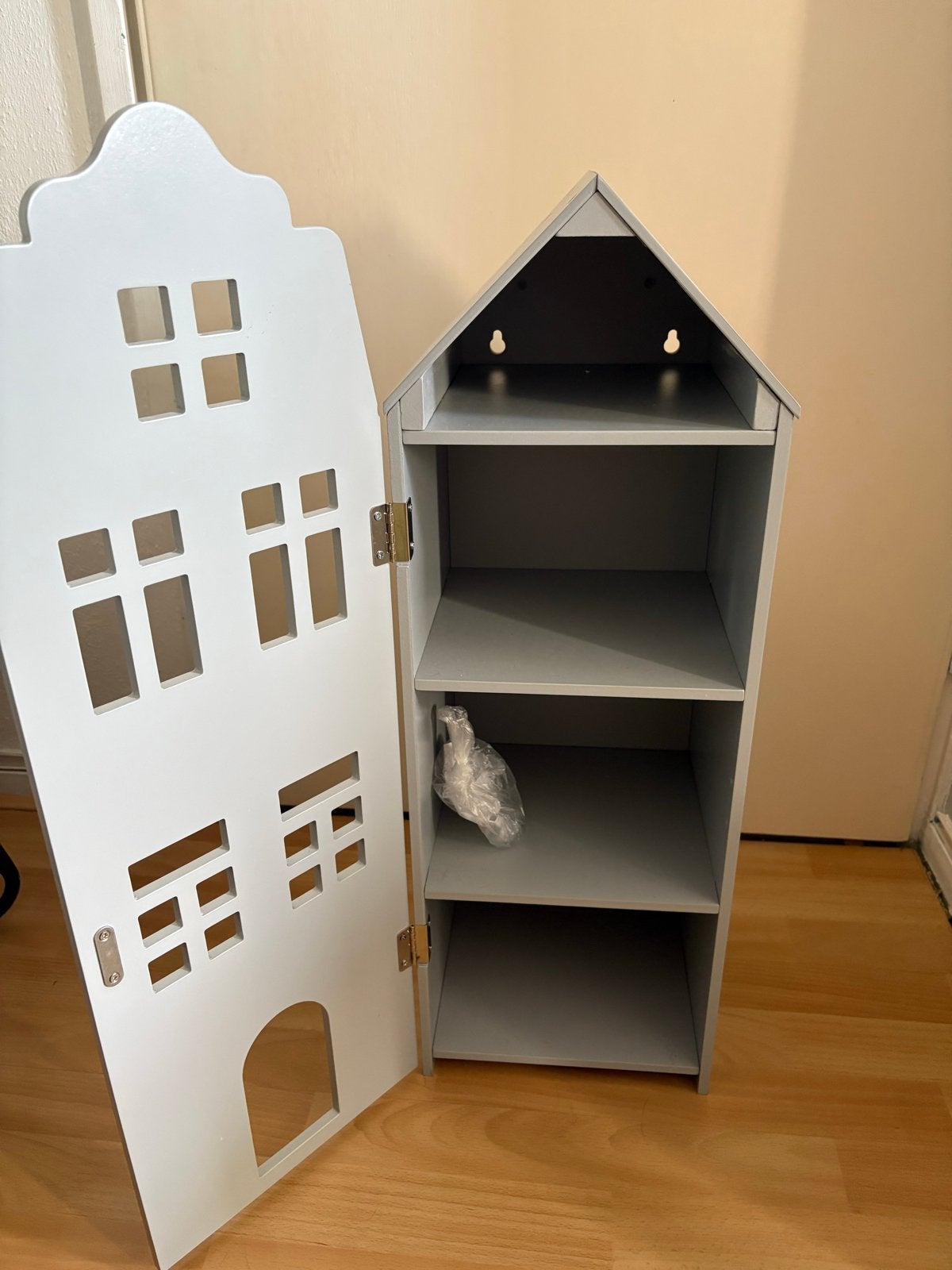 Leuk poppenhuis hema /opbergkastje in de vorm van een huis, Ophalen, Zo goed als nieuw