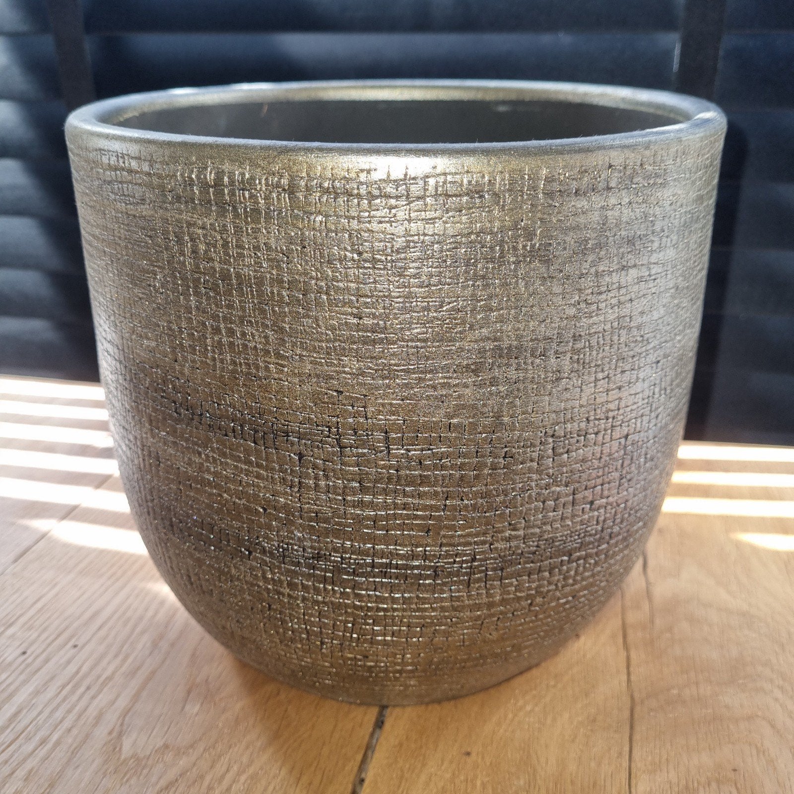 Nieuwe Goudkleurige bloempot met textuur, Tuin en Terras, Bloempotten, Rond, Minder dan 40 cm, Aardewerk, Ophalen