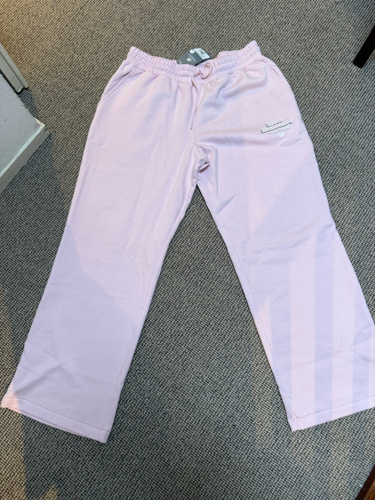 Roze New Balance joggingbroek maat L - Nieuw met kaartjes, Maat 42/44 (L), Nieuw, Ophalen of Verzenden, Roze
