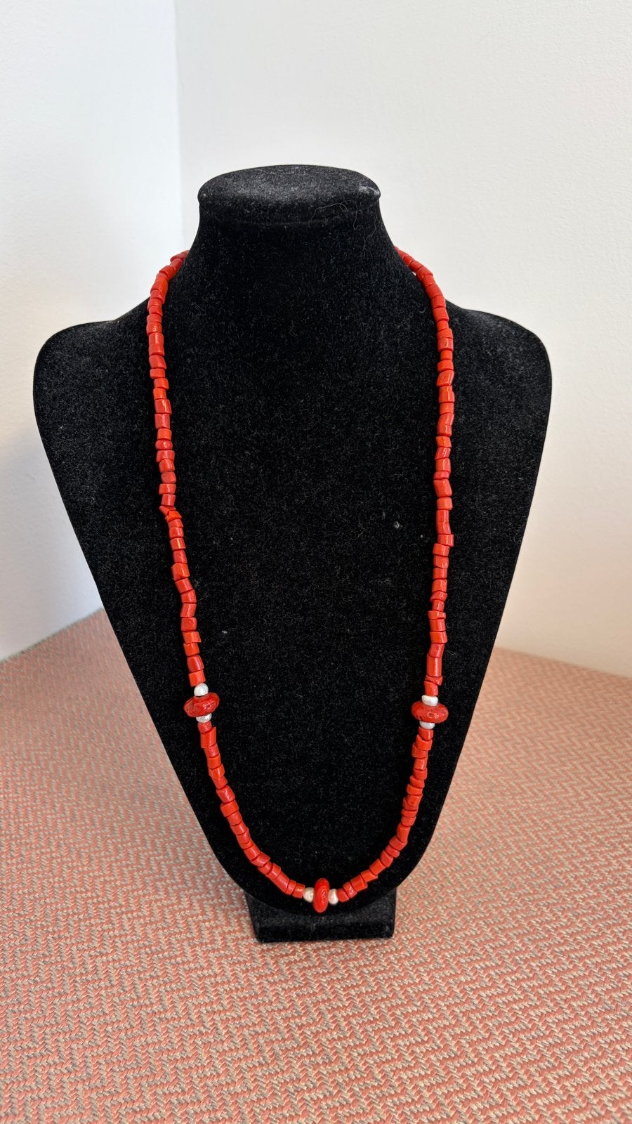 Vintage Echt Bloedkoraal Ketting met Witte Accentkralen, Sieraden, Tassen en Uiterlijk, Kettingen, Gebruikt, Ophalen of Verzenden