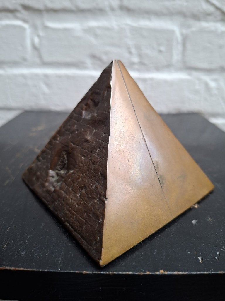 Bronzen beeldje door Emiel De Block, Gespleten Pyramide, Minder dan 20 cm, Ophalen of Verzenden, Brons, Gemerkt
