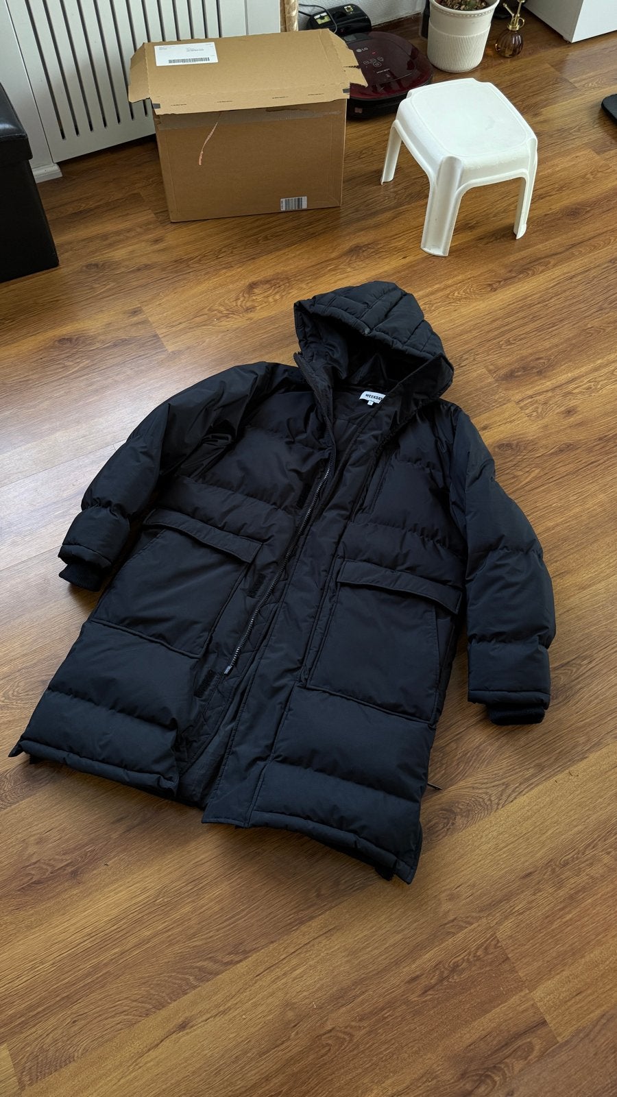 Weekday Zwarte Lange Puffer Jas Maat M, Ophalen of Verzenden, Zo goed als nieuw, Maat 38/40 (M), Zwart