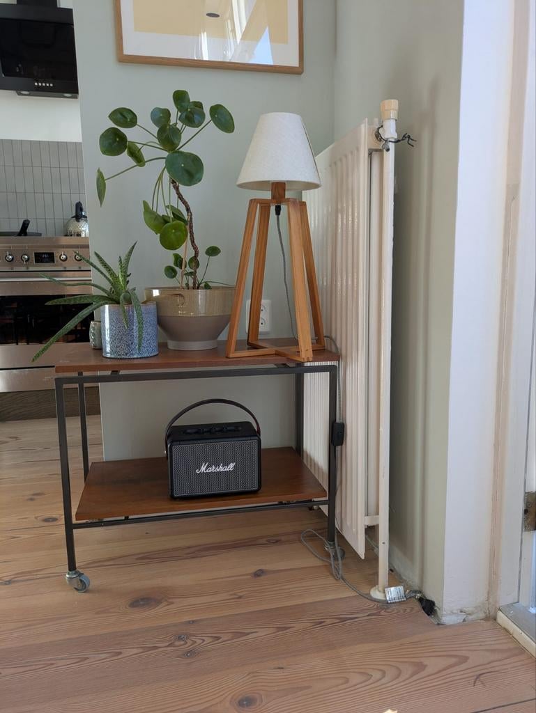 Kastje op wielen barkar bijzettafel vintage hout en staal, Huis en Inrichting, Tafels | Sidetables, Ophalen, Gebruikt, 50 tot 100 cm
