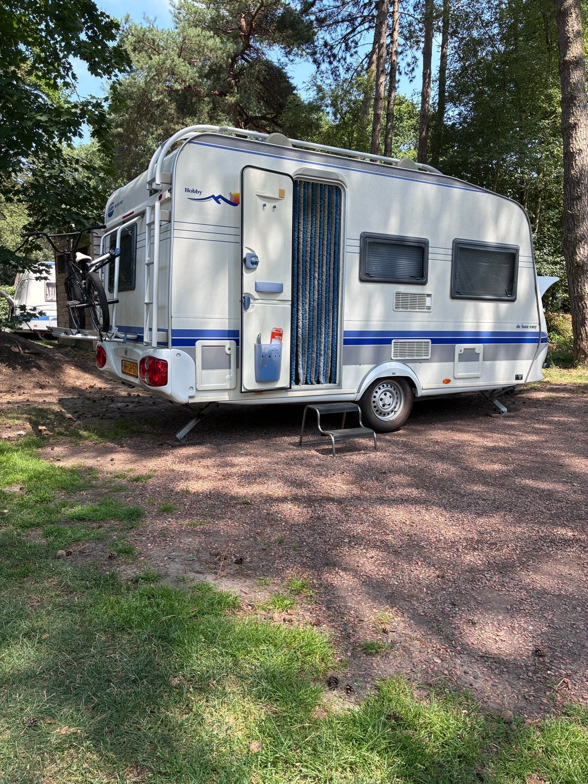 Hobby De Luxe Easy 400 SF - Compacte en complete caravan, Vast bed, Hobby, Treinzit, Tot en met 3