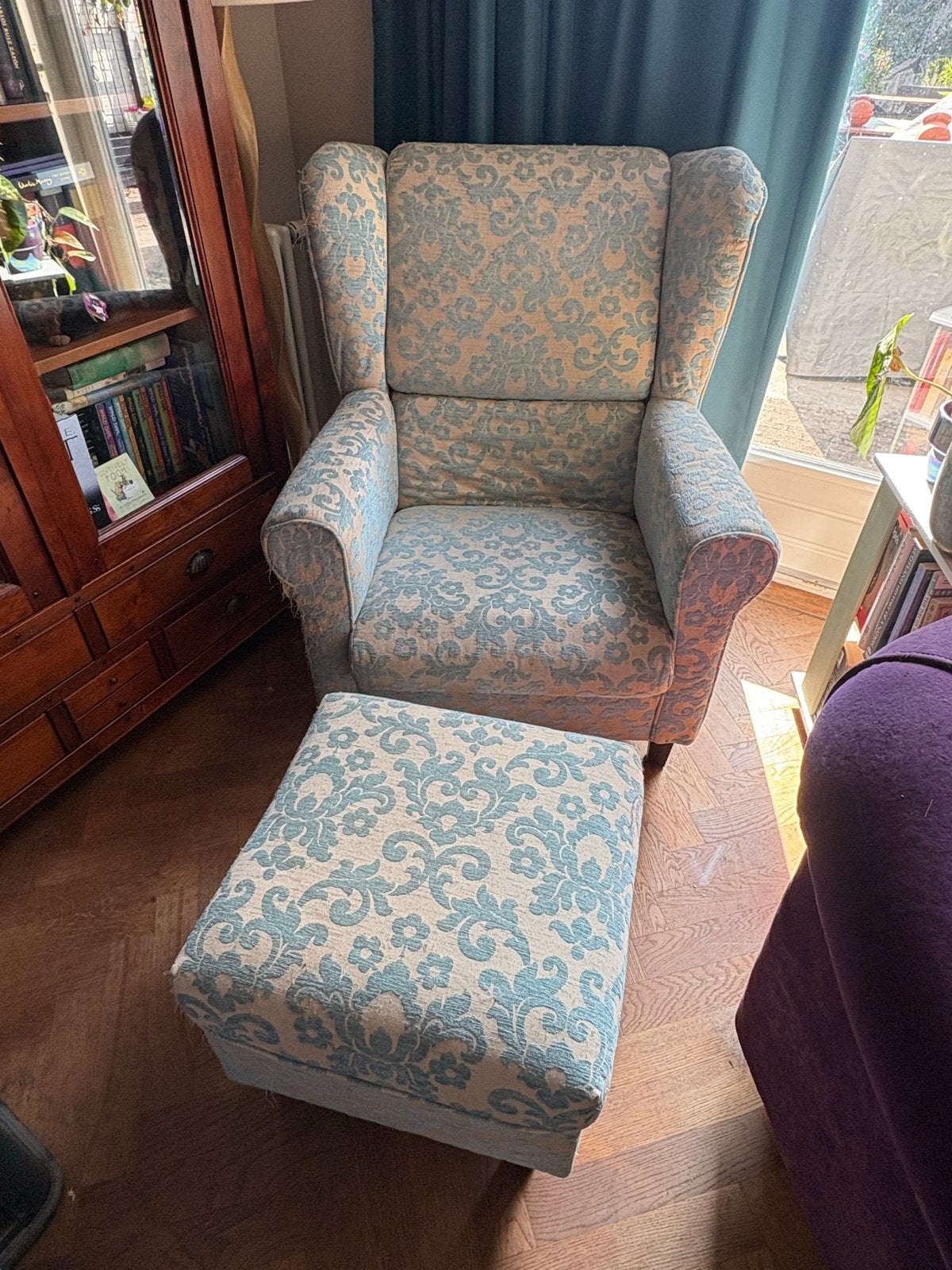 Grote stoel met poef, Huis en Inrichting, Stoelen, Ophalen, Gebruikt, Blauw, Eén