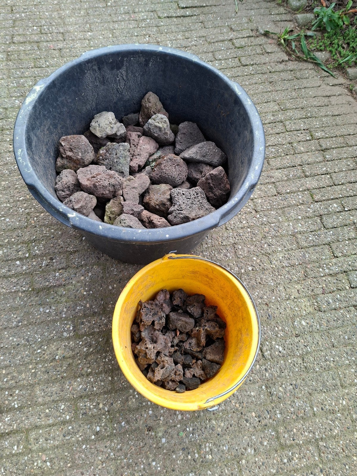 Kleine lavastenen te koop voor een tientje (zo'n 15-20kg), Ophalen, Bruin, Zo goed als nieuw, Kei